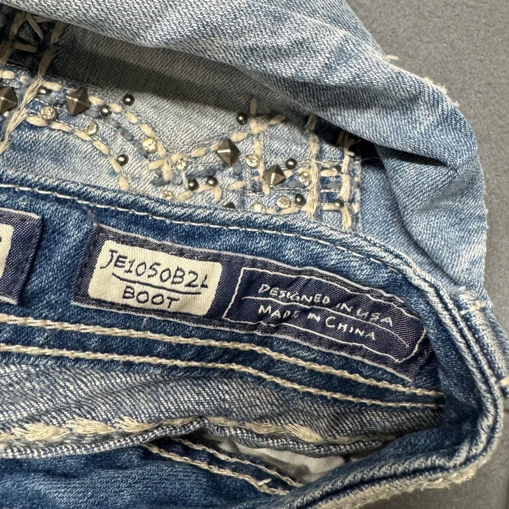 Miss Me Jeans Womens 27 (29x33 ACTUAL) Bootcut Faded Wash Embellished Blue Denim